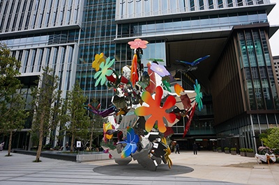 敷地内には9点のパブリックアートを展示（1点は7月公開）。エントランスとなる「花の広場」に展示されているのは、日本の伝統的な花柄や文様をかたどった「Echoes  Infinity ～Immortal Flowers～」（大巻伸嗣氏制作）