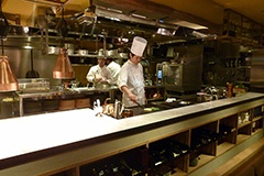ビームスの店舗では初となるレストラン「クラフトグリル」が地下1階に。日光金谷ホテルが監修した“日本の洋食”が味わえる