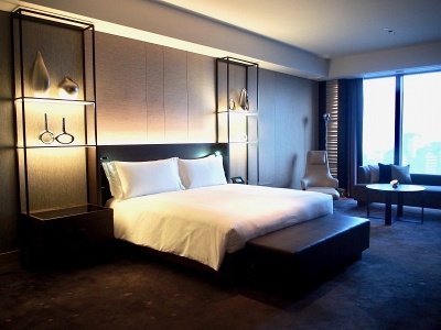 ベッドルームには米サータ社のベッドを採用