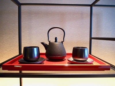 客室には南部鉄器の茶瓶セットなど日本のおもてなし文化やものづくりにさりげなく触れられる工夫がされている