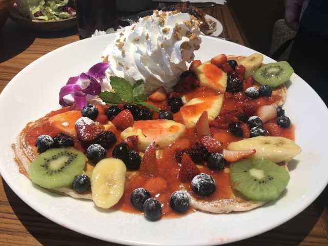 パンケーキにフルーツとホイップクリーム 日経クロストレンド パンケーキにフルーツとホイップクリーム 日経クロストレンド