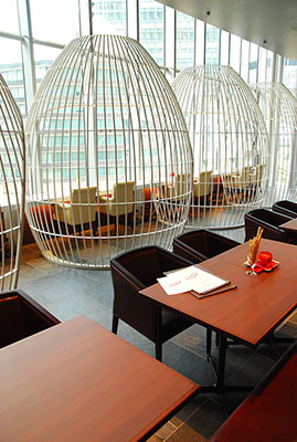 3階のイタリアンレストラン「Vino&Ristorante CONNESSO」（ヴィーノ アンド リストランテ コネッサ）。「コクーン」という窓際のカップル席がユニーク