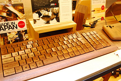 同じく2階の「Hacoaダイレクトストア」は名古屋初出店。キーボード、マウスなど個性的なオリジナルの木製デザイン雑貨をそろえる