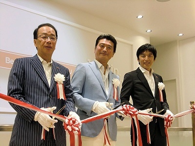 左から、マツモトキヨシの大田貴雄社長、マツモトキヨシホールディングスの松本清雄社長、松本貴志常務