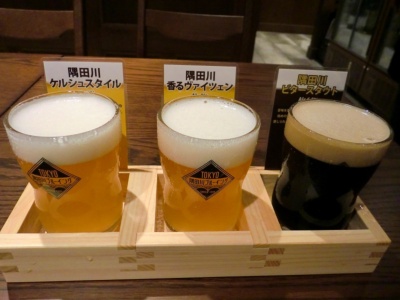 アサヒビールが展開するクラフトビール「TOKYO隅田川ブルーイング」の飲み比べができる「隅田川飲み比べ3種」（税別1000円）。ほかに「本日の飲み比べ3種」（税別1200円）もある