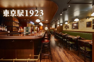 「HIGHBALL BAR 東京駅1923」は天然水、強炭酸を使ったハイボールの専門店。90分の飲み放題付きで税込み3000円の「東京駅PARTYセット」などの宴会メニューもある。席数48