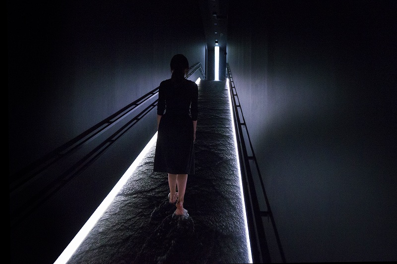 「坂の上にある光の滝」。水の音と感触が心地よく、一気に作品の世界観に入り込める
