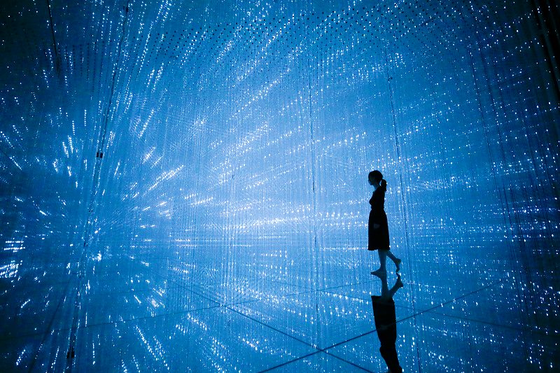 「The Infinite Crystal Universe」は、ガラス張りの空間に光を放つつららのような立体物を集めた、まるで迷路のような作品。前も後ろも分からない空間を進む感覚が新鮮だった