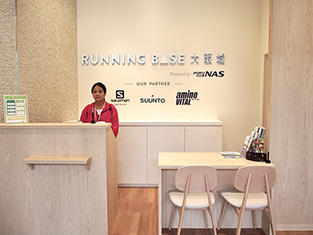 大阪城公園内で初めて開設されたランニングサポート施設「ランニングベース大阪城」は、スポーツクラブを全国に70店舗展開するスポーツクラブNASが運営。シャワールームが女性用に7つ、男性用に5つあり、充実した設備が特徴。施設利用料は600円。平日7時～22時30分、土日祝7時30分～20時