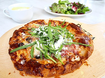 「ナトゥーラ」のいち押しメニューはパイ生地で作ったピザ「パイッツァ」。なかでも、ビスマルク風パイッツァは10数年来の一番人気。パイッツァランチは5種類あり、スープ、サラダ付きで1000円から