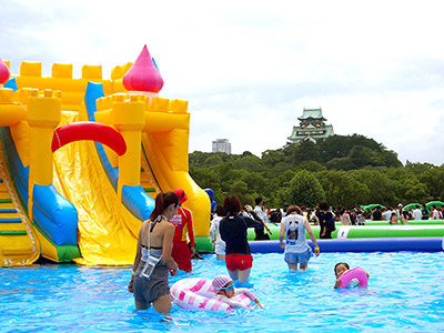 昨年15万人を集客し、今夏も開催される「大阪城ウォーターパーク バイ ハウステンボス」。子供から大人までをターゲットに、今年は20万人の来場を計画している