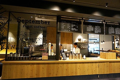 三軒茶屋の人気コーヒーショップ「オブスキュラ」が焙煎したコーヒーを焼きたてパンとともに楽しめる「セプテンバー ロースト コーヒー (September roast coffee)」。営業時間は9～20時。席数は16