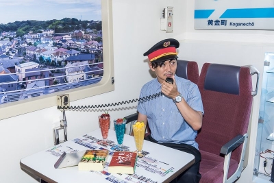 「京急電鉄カラオケルーム」の様子。鉄道員のようなコスチュームもレンタルできる