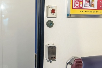 壁面にはドアの開閉装置や運転士と車掌が連絡を取り合うブザーなどを設置。ボタン類は鉄道ファンでなくとも1度は押してみたいものだ