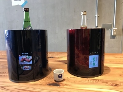 3階のパナソニックによるコラボレーションスペース「Loft」では開発中の商品などを先行で公開していた。写真の「SAKE  COOLER」は、日本酒やワインのボトルを入れると、内蔵されているカメラがラベルを読み取り、最適な温度に冷やす。モニターに生産者などの情報が表示され、テーブルを囲んでいる人と酒の情報を共有できる