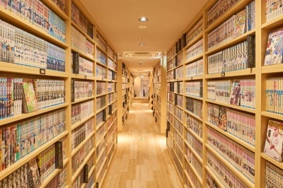 約2万冊の蔵書が見渡せるように、直線的に配置されたコミック＆マガジンエリア