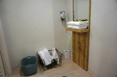 フロント近くのシャワールームも清潔感があり、女性ウケの良さそうなデザイン