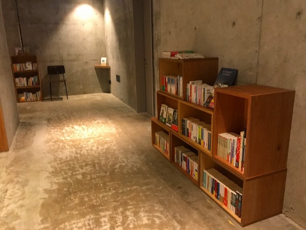 館内のさまざまなスペースにも本が置かれている。目にとまりやすいように並びも考えているという