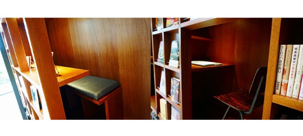 本棚の奥など、施設内各所に集中して本を読むことができるように、こもれる空間がある。