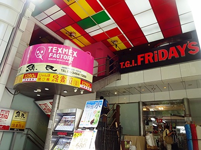 「TEXMEX FACTORY」（渋谷区神南1-19-3ハイマンテン神南ビル2階）は、ワタミが展開している「TGIフライデーズ」1号店の渋谷店隣にオープン。店舗面積は94坪で席数は155。営業時間は11時半～24時。平均客単価は2500円前後を見込んでいる