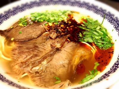 マーズルーの「蘭州ラーメン」（880円）。牛肉、大根、手作りラー油にパクチーと葉ニンニクが散らされている。パクチーとラー油は多め、少なめを選ぶことができるが、麺は細麺、平麺、三角麺から選べる（写真は細麺）