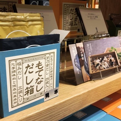 東京店限定商品「お料理だし箱シリーズ」は全部で4種類（1000～1100円）。それぞれの箱ごとに味噌汁やおつまみなど料理のテーマがあり、そのテーマに沿った料理カードとだしがセットになっている