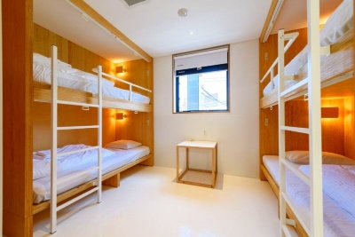 「ドミトリー（17.7平方メートル）」は1人4200円～5800円。最大6人まで宿泊可能。グループで1室を貸し切りにすることもできる