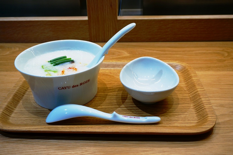 錦糸町で2店舗を展開する粥専門店「カユ・デ・ロワ 日本橋」（1階）が商業施設初出店。平日 7時半～20時、土日祝日は10時半～20時。国産米を使用して4時間以上かけて作られた粥をベースに、数種類のダシを使用した粥を提供。「タマゴ」（税込み760円）～