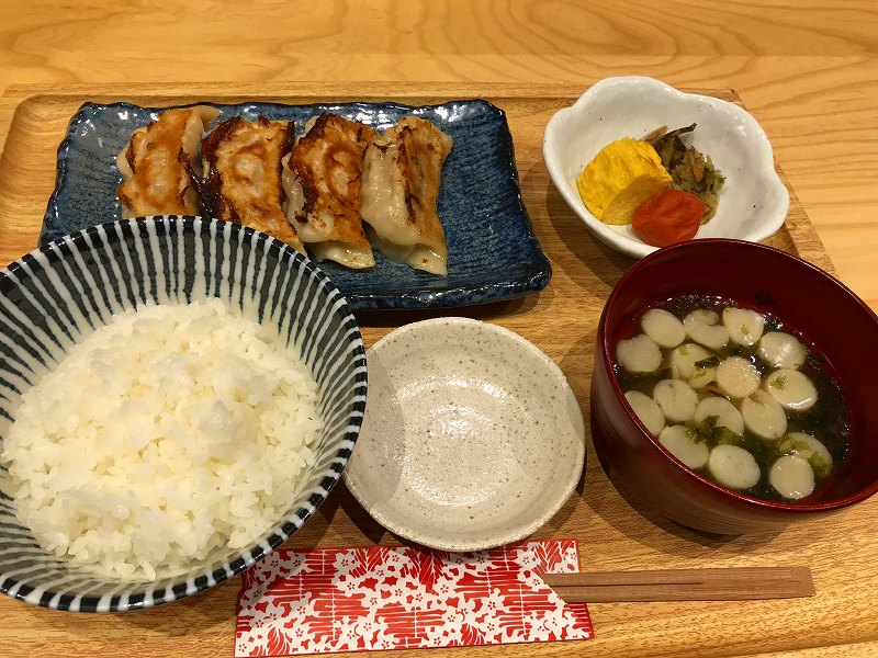「一口餃子定食」（税込み800円～）