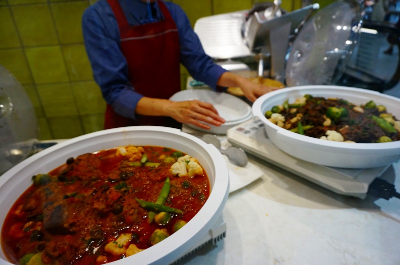 白米にかけても相性がいいという「牛肩肉の赤ワイン煮」は、100ｇ税別1200円