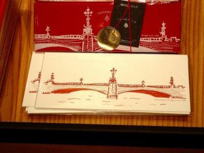 こちらも、日本橋店限定品。下は活版印刷の「日本橋ポストカード」（250円）、上はペンケースになる箱に収められた金太郎飴「ラブレターキャンディボックス 日本橋」（650円）