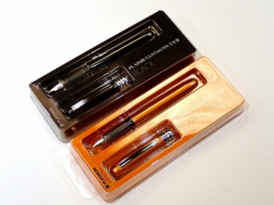 プラチナ万年筆「プレジール」（1000円）の人気色もそろう。書きやすい金属軸の万年筆で、キャップをしていれば1年間放置してもペン先が乾かない優れもの