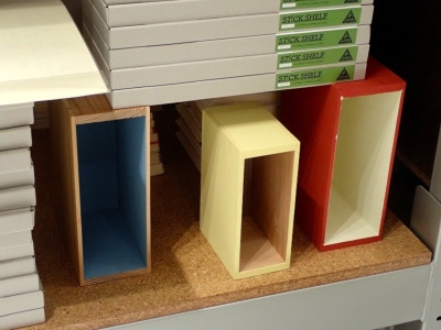 本棚の外側や内側の色を変えたりする提案も行う