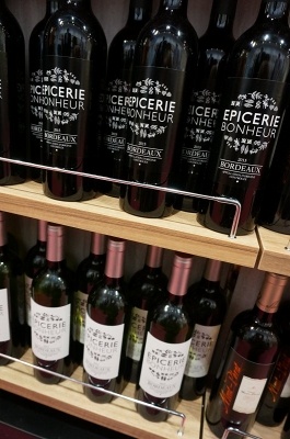 グラス300円で提供しているワインは樽ごと自社輸入している「エピスリー　ボヌール」。成城石井で扱っているワインは約95％が自社輸入で、低価格ワインも高級ワインと同じように冷蔵輸入しているという