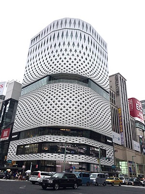 2016 年9月24日にオープンした「銀座プレイス」（中央区銀座五丁目8番1号）。東京メトロ銀座駅A4 出口直結。敷地面積は約645平米、延床面積は約7350平米。外観デザインは国際的に評価が高く、日本への造詣も深い「クライン ダイサム アーキテクツ」が担当。白磁のような表情の精緻な菱形が連続するファサードは、5315枚の多様な大きさのアルミパネルで構成。建物が上昇していき、気持ちが自然に軽やかになるイメージをデザインしたという