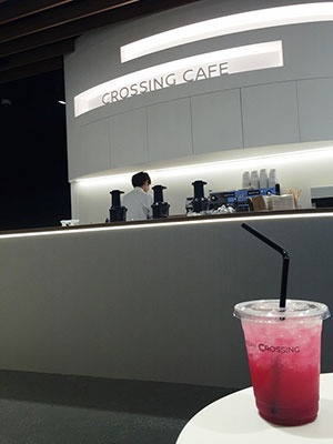 「クロッシング　カフェ」（2階）では、ここでしか味わえないという「コールドプレスソーダ」（税込み700円）なども提供