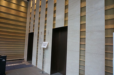 1階エレベーターホールは、世界で活躍する左官職人・久住有生氏による左官仕上げ