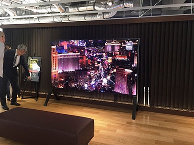 4階から6階には「ソニー　ショールーム／ソニーストア 銀座」が出店。写真は音楽や映像関係の商品をそろえた5階。100型の4K/HDRテレビ「Z9D」(700万円)を展示しているのは世界中でここだけだという