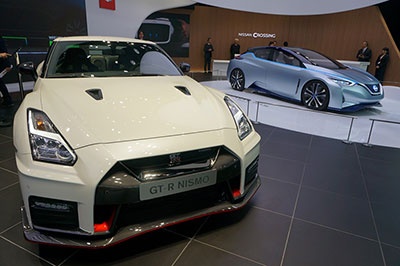 1階センターステージには、快適な自動運転、長距離運転の実現を目指したEV技術搭載のコンセプトカー「Nissan IDS Concept」と、8月に発売されたばかりの「GTR-NISMO」を展示