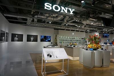 「ソニー ショールーム／ソニーストア 銀座」。4階ではデジタル一眼カメラαを中心としたカメラ製品、XperiaなどのIT製品を展示。営業時間は11～17時