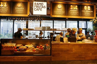 カフェ「ラモ　フルータス　カフェ」（3階）。営業時間は10～21時で、96席（イベントにより変更あり）。同フロアではさまざまなイベントを開催予定で、可動性の高いスペースになっている