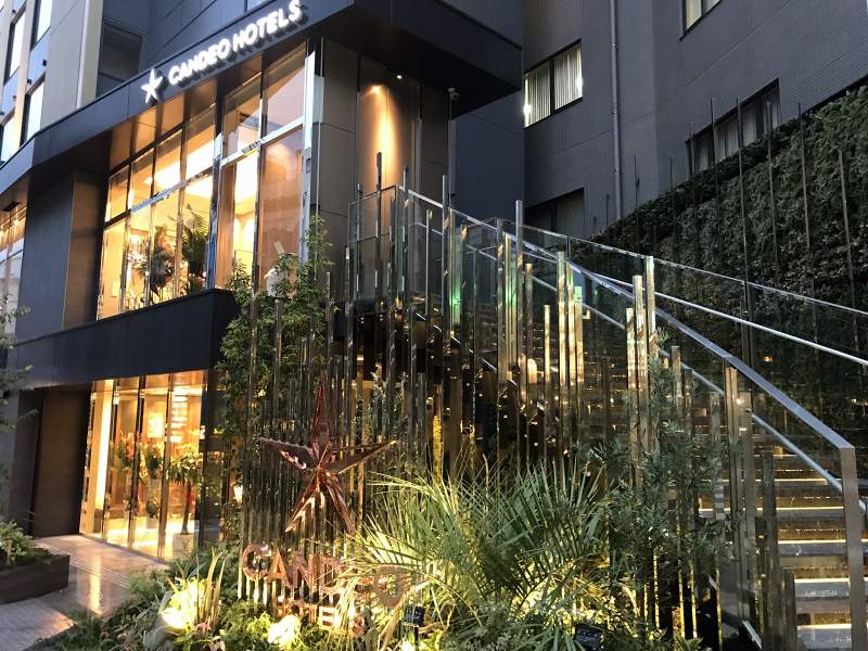 同日にオープンした「カンデオホテルズ東京六本木」（港区六本木6-7-11）。総客室数149室。「欧米客が多いことを予想し、空間のデザインコンセプトはモダンに振り切った」（穂積輝明会長兼社長）