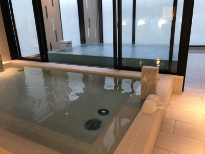 ホテル最上階の16階には同ホテル名物の展望大浴場「スカイスパ」があり、内湯とほぼ同サイズの露天風呂も設置