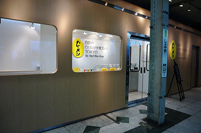 コーヒー器具を使いドリップしてつくる「カレーメシ」を提供する「DRIP CURRYMESHI TOKYO」（ＪＲ渋谷駅山手線内回りホーム内）。営業時間は10～22時