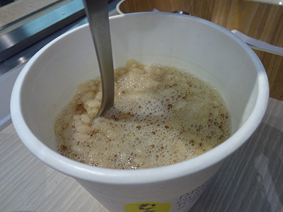 湯を注いで5分待ち、ぐるぐるかき混ぜる。最初は無色でさらりとしたスープが、ルウが溶けだすとあっという間にカレー色になり、ねっとりした質感に変化