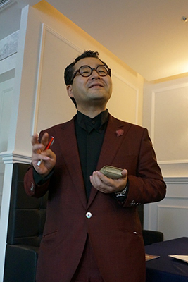 牡蠣肉について語る千葉祐士社長。1999年、出身地である岩手県一関市で焼き肉店「格之進」1号店を開業。現在は六本木、代々木八幡、桜台、一関に9店舗展開している。著書に『熟成・希少部位・塊焼き 日本の宝・和牛の真髄を食らい尽くす』 (講談社+α新書)