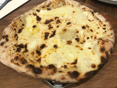「4種のフレッシュチーズのピザ」（1100円）はクリームチーズ、リコッタチーズ、モッツァレラチーズ、マスカルポーネチーズを使用。チーズたっぷりなのに軽い食べごたえ