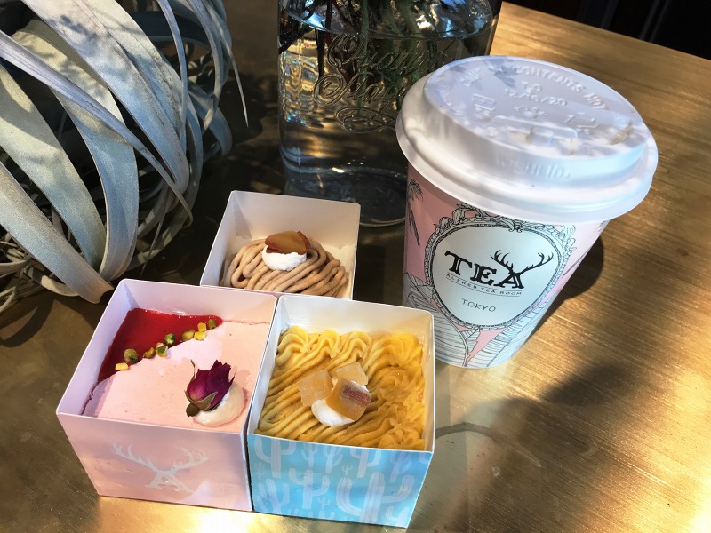 卵、乳製品、小麦不使用でグルテンフリーのスイーツ。「苺のショートケーキ」（写真左）、「モンブラン」（写真奥）、安納芋とリンゴのタルト「スイートポテトタルト」（写真右）、各430円