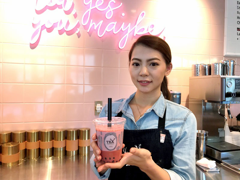 店内のネオンサインも華やか