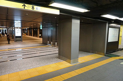 京橋駅8番出口を出たすぐのところにある